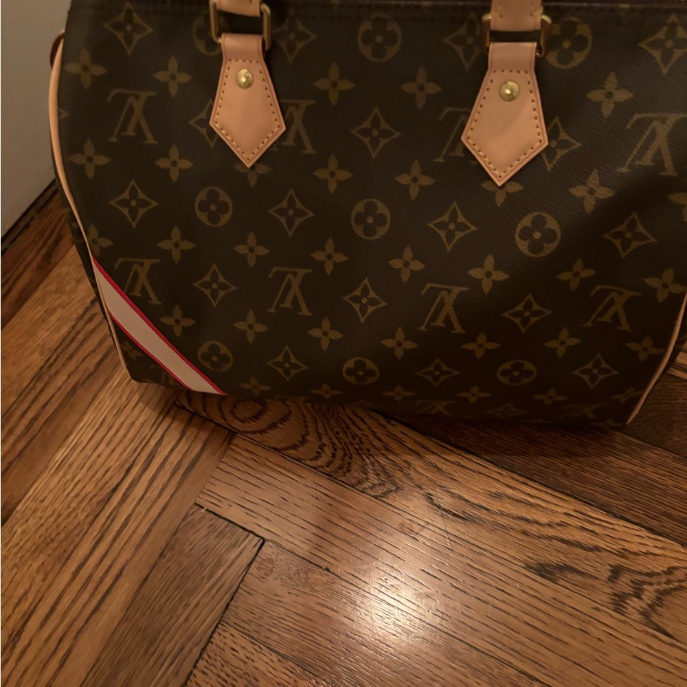 LOUIS VUITTON!! Brand New Speedy 30 bag.
